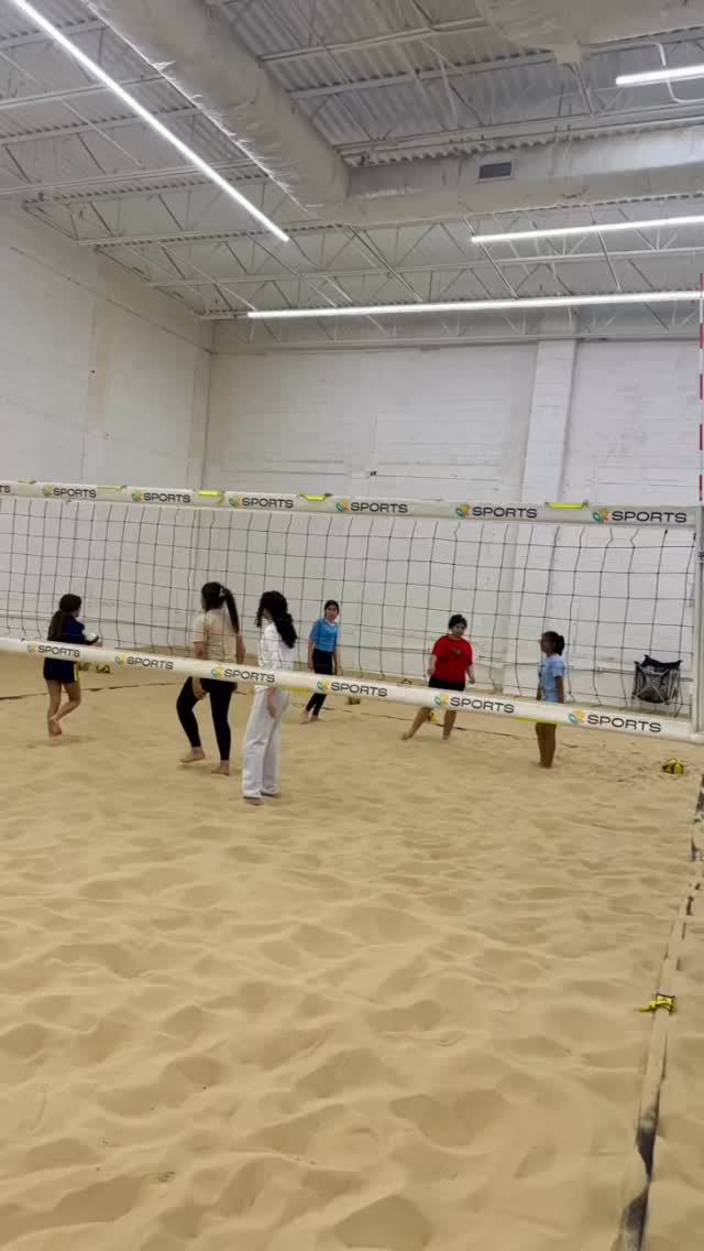 Our REACH Rockstars hit it out of the park - or should we say into the sand - at @qbksports today! 🏐🍕🏐 #dlmsfamilia #fieldtrip #nycpublicschools @nycdistrict3