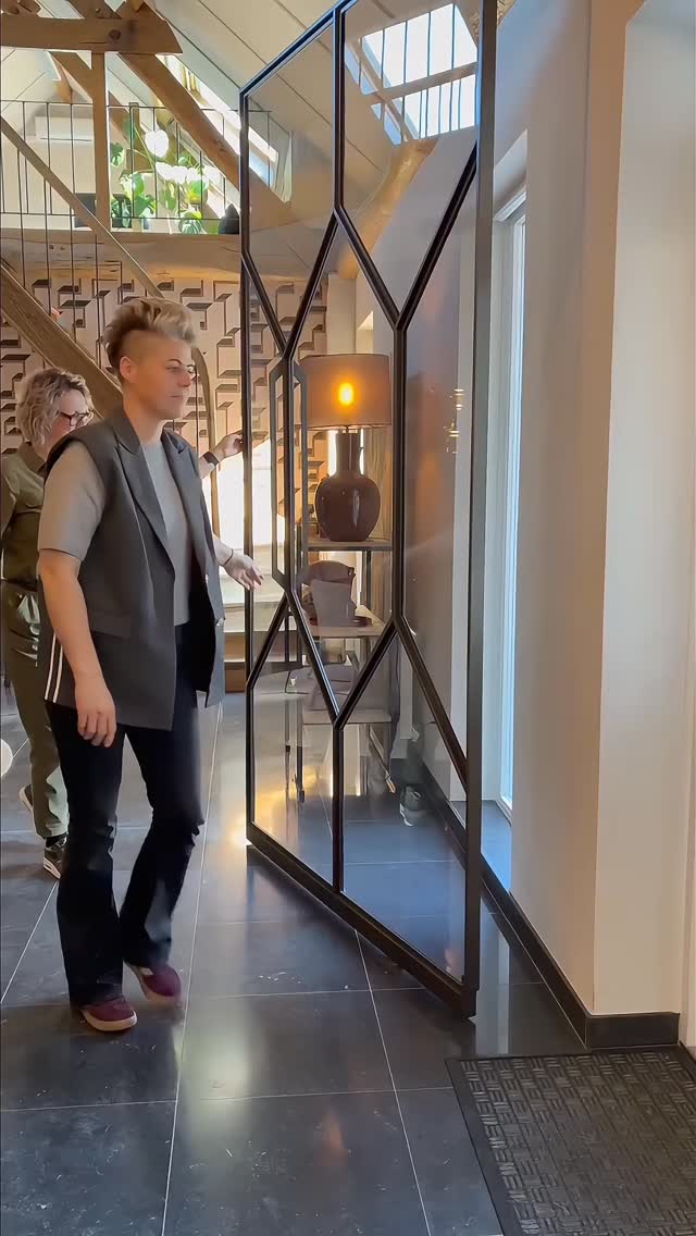 Een ontwerp begint voor ons niet aan de tekentafel, maar bij hoe we ons voelen. De zon in de studio was vandaag de perfecte aanleiding om even naar buiten te gaan 😍
Geen afleiding, alleen de ruimte om te brainstormen en de focus weer scherp te krijgen.
Diezelfde aandacht hebben we aan onze studio gegeven. De nieuwe wand zorgt voor een basis die weer klopt, een eigen plek waar de creativiteit vanzelf volgt.
De komende weken gaan we de studio afmaken zodat je ook hier live eens kunt komen ervaren hoe een kloppend interieur nou ‘voelt’.
#interieurarchitect #interieurontwerper #interieurstyling #interieurdesign #interieuradvies