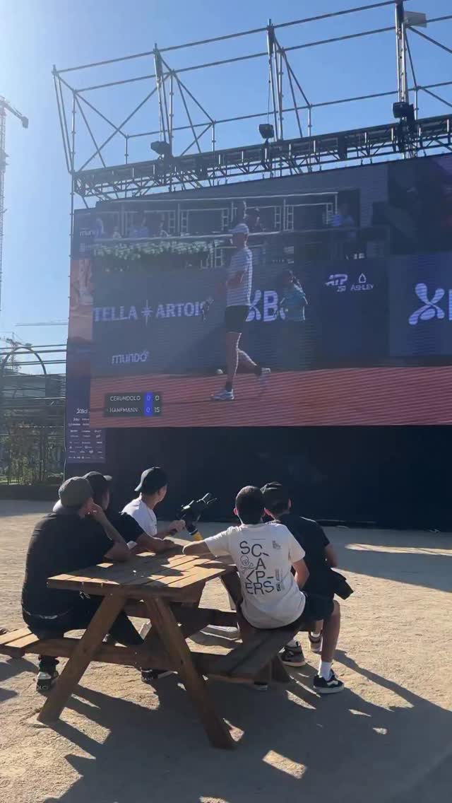 ¿Sin entrada para la final? Tenemos el plan perfecto para ti 👀
El tenis se toma Santiago y lo vivimos juntos en el Parque Araucano gracias a @tumundo.cl
Pantalla gigante, ambiente increíble y cada punto como si estuvieras en la cancha 🎾✨
📍 Plaza El Rosedal
¡Te esperamos!
#BciSegurosChileOpen #ViviendoCadaPunto