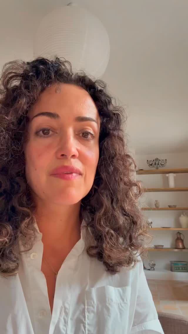 👁️ Puffy eyelids, in TCM, often point back to the Spleen — especially when there’s been a lot of thinking, studying, processing, worrying. I know that pattern well.
😁These are the three points I work with recently to move fluid, increase circulation, and support the eyes:
UB1 – (inner corner of the eye)
Very gentle pressure here. This point supports vision, clears heat, and helps move fluid through the area. Think subtle, not strong.
Yuyao (middle of the eyebrow)
Beautiful for relaxing the forehead and softening mental tension. I use this one a lot when I’ve been concentrating or on screens. It benefits the eyes and helps release that “holding” we don’t even realize we’re doing.
ST2 – (below the eye, in line with the pupil)
This helps move stagnation and reduce puffiness under the eyes. It also supports sinus drainage and local circulation.
I massage each point for about 20–30 seconds, slowly, with breath. One or two rounds is enough.
I am reminding myself everyday that ritual is the things I need most to be and stay healthy.
#hälsa #hälsakroppsjäl #tcm #herbs