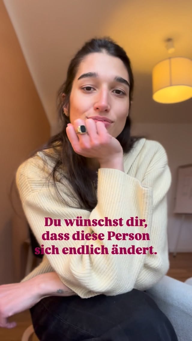 Viele meiner Klientinnen sagen:
„Ich werde von x nicht gesehen“ oder „Ich will einfach nur gesehen werden.“
Und ja: das ist ein zutiefst menschliches Bedürfnis.
Aber hier kommt der Teil, über den kaum jemand spricht:
Dieser Wunsch hängt oft mit einer bestimmten Charakterprägung zusammen. Wenn wir uns stark danach sehnen, gesehen zu werden,
1. neigen wir dazu, dieses Bedürfnis auszusourcen –
an Partner, Eltern, Freunde.
2. wissen wir erstaunlich selten,
womit wir eigentlich konkret gesehen werden wollen.
Geht es um unsere Bedürfnisse?
Unsere Verletzlichkeit?
Unsere Wut?
Unsere Grenzen?
Unsere Kompetenz?
Oder geht es um die Hoffnung, dass jemand endlich eine alte Bindungserfahrung korrigiert?
Bevor du also weiter wartest, dass diese eine Person dich endlich versteht, mache nicht sie zur Lösung deiner alten Hoffnung.
Erwachsen werden heißt nicht, niemanden zu brauchen.
Sondern aufzuhören, andere für die eigenen unerfüllten Bedürfnisse verantwortlich zu machen.
•••
Videos wie diese dienen der Unterhaltung und ersetzen keine Begleitung. Sie dienen nicht als professioneller Rat und gehen ebenso nicht auf die Feinheiten psychischer & emotionaler Gesundheit ein (weil sie dafür viel zu individuell ist!).
🍯 schreib mir, wenn du Interesse an einer Begleitung hast
🍯 hol dir einen Selfstudy Workshop auf meiner Website
🍯 komm zu meinem VHS Workshop in Markkleeberg am 21. März
🍭 stay tuned für meinen neuen Minikurs
www.auroraprema.de
auroraprema@gmail.com