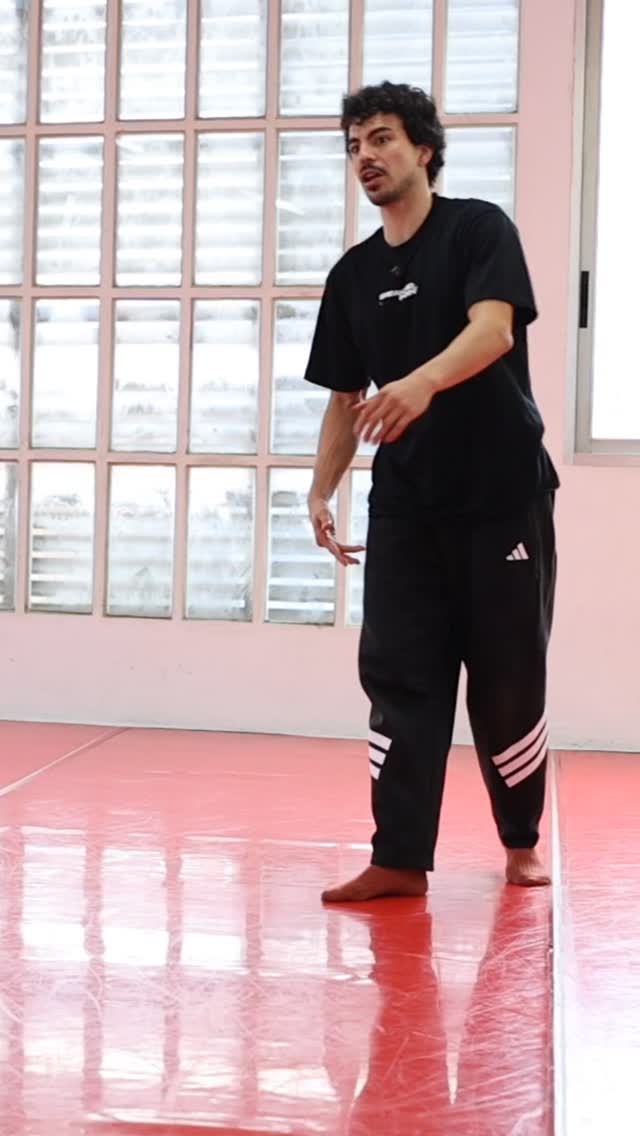 La técnica de breakdance estilo Nueva York la aprendí de un amigo, pero mi mayor aprendizaje viene de toda la gente cercana a mí.
No subestimes el conocimiento que tienes a tu alcance: a veces, la mejor enseñanza está justo frente a ti.
Mi estilo de danza es una fusión de todas las personas que han dejado su huella en mi vida.
Y tú… ¿recuerdas de dónde viene cada parte de tu danza?
#BreakdanceLife #UrbanDanceStyle #DanceJourney #MovementCulture #DanceFusion