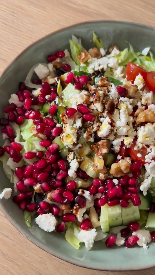 🥗 Der schnelle Frischekick 💥
Zutaten:
💚Kopfsalat
💚Gurke
💚Tomate
💚Walnusskerne
💚Fetakäse
💚Granatapfelkerne
💚Frische Minze
💚Happy Salad Sauerkirsche & Balsamico Dressing
Zubereitung:
-Kopfsalat gründlich waschen, trocken schleudern und mundgerecht schneiden
-Gurke und Tomate in kleine Stücke schneiden
-Feta würfeln oder grob zerbröseln
-Alle Zutaten in eine Schale geben
-Walnüsse und Granatapfelkerne darüberstreuen
-Mit frischer Minze und dem Happy Salad Sauerkirsche & Balsamico Dressing verfeinern
Schau für weitere leckere Rezepte gerne auf unserem Blog vorbei.
BE HAPPY & STAY HEALTHY💚
#happysalad #salad #salat #healthy #SalatRezept