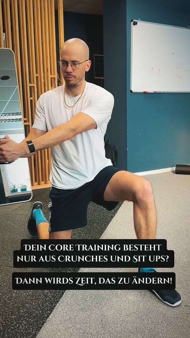 Dein Core ist mehr als nur „Bauchmuskeln“.
Crunches und Sit-ups sind nicht falsch —
aber sie decken nur einen kleinen Teil ab.
Dein Core hat eigentlich eine ganz andere Aufgabe:
Rotation erzeugen
Bewegung kontrollieren
Stabilität halten
Wenn du nur „Bauch“ trainierst,
verpasst du das, was dich wirklich stärker und belastbarer macht.
Deshalb trainiere ich meinen Core so:
– Rotation
– Anti-Rotation
– Kontrolle unter Spannung
– Koordination mit Armen & Beinen
Train your core like it has a job.
Not just something that has to look good.
Wenn du dein Training smarter aufbauen willst → schreib mir.
#coretraining #athletictraining #functionalfitness #strengthandconditioning #movementtraining
