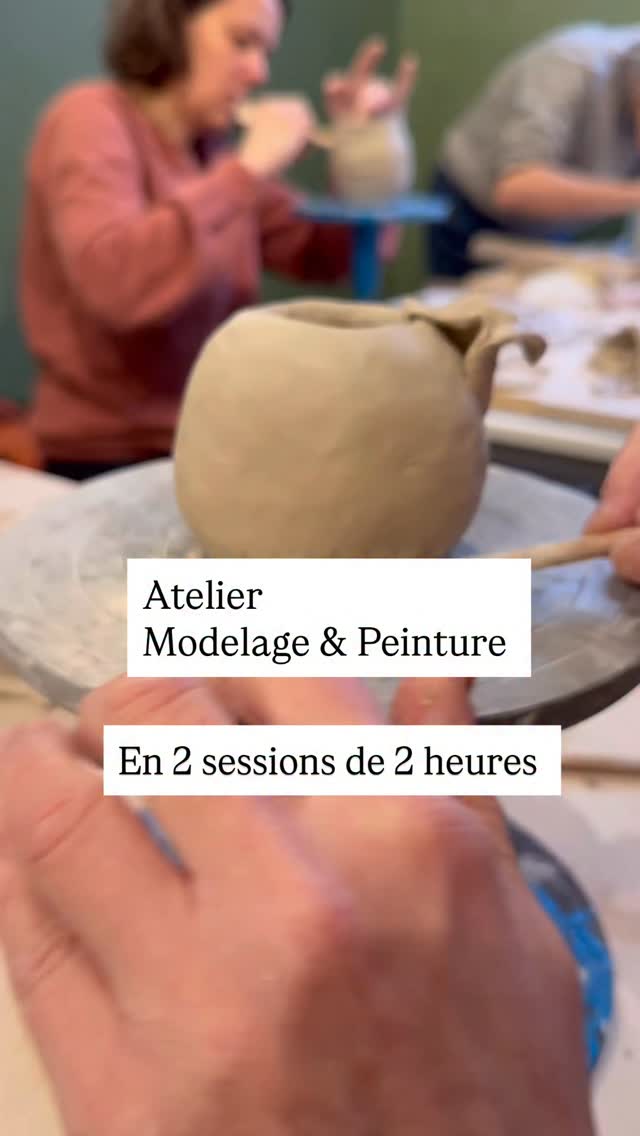 🎨 ATELIER MODELAGE – 2 SESSIONS POUR CRÉER VOS PROPRES PIÈCES
Envie de mettre les mains dans la terre et de créer un objet unique ?
✨ Comment ça fonctionne ?
🔸 Session 1 (2h)
Découvrez les bases du modelage et façonnez vos propres pièces (tasse, bol, vase…).
Je vous guide pas à pas, même si vous débutez.
Vos créations seront ensuite séchées et cuites au four.
🔸 Session 2 (peinture & finitions)
Une fois la première cuisson terminée (environ 2 à 3 semaines plus tard), vous revenez personnaliser vos pièces avec nos peintures et techniques de décor.
Cette séance peut se faire un mercredi, un vendredi pendant les horaires d’ouverture, ou lors d’un atelier modelage du mardi soir.
• Vos pièces sont ensuite émaillées, recuites… et prêtes à être utilisées au quotidien !
✨Un moment créatif, relaxant et valorisant — repartez avec une pièce faite de vos mains.
4 heures d’atelier, 2 cuissons, accompagnement personnalisé, matériaux inclus – 65€.
le prochain cours - mardi 24 mars
Il reste 3 places