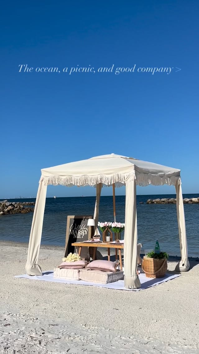 The ocean, a picnic, and good company >
Book yours today! 🌊🧺🌴
.
.
.
.
.
#annamariaisland #holmesbeach #bradentonbeach #coquinabeach #bradenton