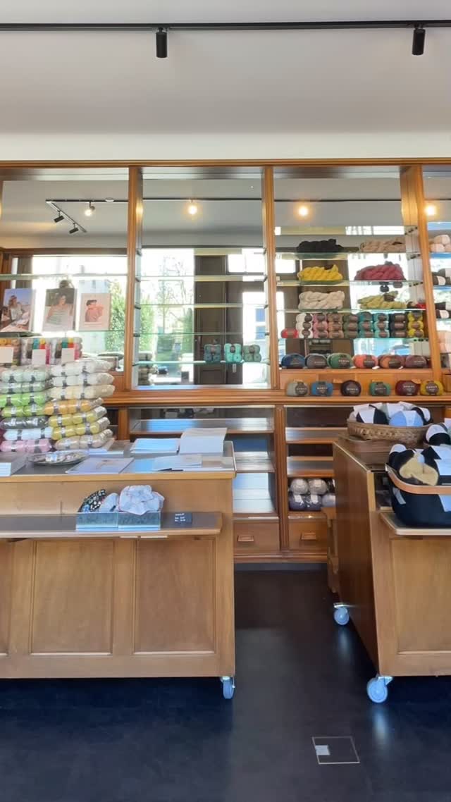 Wenn der Frühling plötzlich da ist & das erste Sommergarn direkt nachkommt🌺
#Summerlight 4ply von @rowanyarns
100% mercerisierte Ägyptische Baumwolle was so viel bedeutet wie lange Fasern mit leichten Glanz
175m auf 50g
Maschenprobe 28 Maschen auf 36 Reihen.
#fibreatelier
#rowanyarns