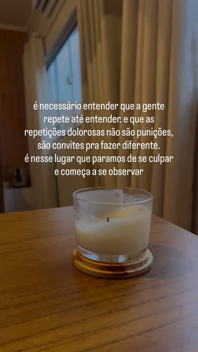Nem sempre o que se repete na nossa vida é falta de força… às vezes é um pedido silencioso para olhar com mais cuidado para a própria história.
Na psicanálise, entendemos que certos padrões voltam porque ainda há algo a ser elaborado, não como punição, mas como oportunidade de consciência. Quando a culpa dá espaço para a observação, começamos a nos escutar de verdade.
Se você sente que está vivendo ciclos parecidos nos relacionamentos ou nas emoções, talvez seja o momento de olhar para isso com profundidade e acolhimento.
Psicoterapia para mulheres | Atendimentos online e presencial.