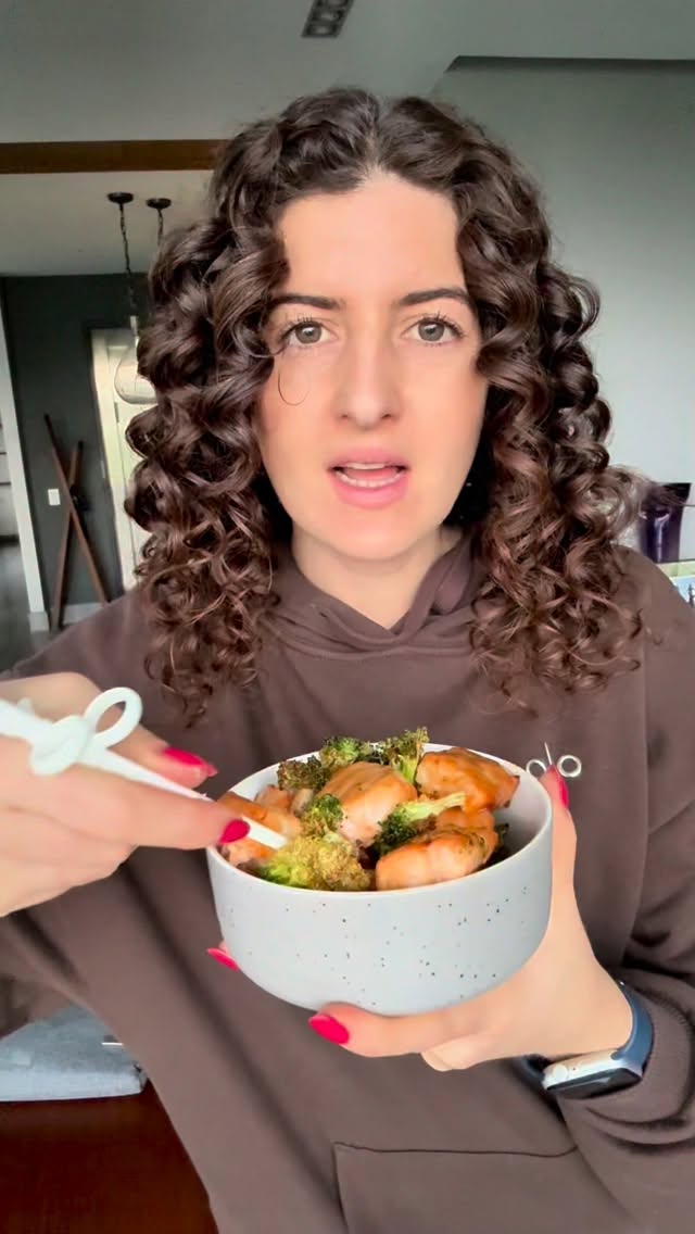 Mis comidas diarias tienen 3 reglas:
1. Son fáciles rápidas y sin complicaciones
2. Son ricas y diseñadas para disfrutar con mi familia
3. Son nutritivas
Este salmón lo tiene todo!
Receta:
1 kg de salmón en cubos medianos
300 g de floretes de brócoli
1/4 taza de salsa de soya
2 cucharadas de pasta miso
2 cucharadas de mayonesa
1 cucharadita de aceite de ajonjolí
2 cucharadas de miel de abeja
2 cucharadas de mantequilla derretida
Mezcla todo muy bien
Unta en tus cubos de salmón
Por aparte rocía el brócoli con aceite de oliva
Coloca en la charola de la airfryer u horno
Hornea a 200 grados por 15 min
Sirve inmediatamente y disfruta ☺️