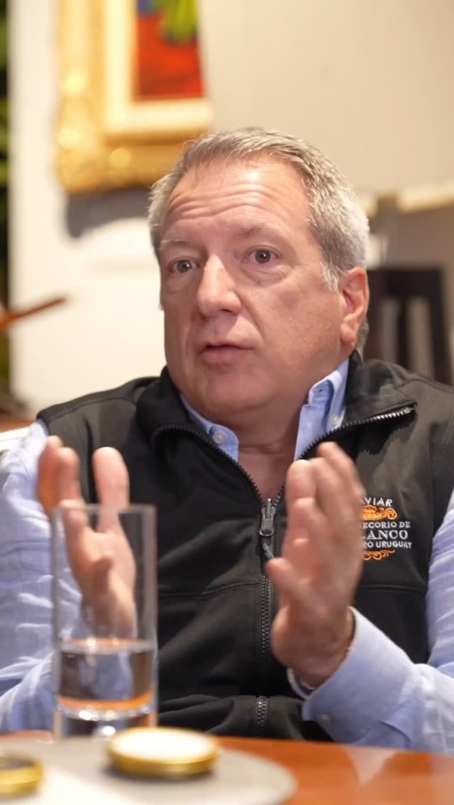 🎙️✨ Si crees que el caviar es cualquier perla de pescado… este episodio es para ti.
En el podcast, Paladares y Relatos de Gastrosophía, conversamos con @caviarpolancomexico sobre lo que realmente define al verdadero caviar.
El auténtico proviene exclusivamente del esturión.
No todo lo que parece caviar lo es ⚫🐟
Especie, curación y calidad cambian por completo la experiencia en la boca 👨🏻🍳✨
🎧 Escucha el episodio completo en Spotify, Apple podcast
▶️ Míralo en YouTube
📲 Síguenos en Instagram, TikTok y Facebook