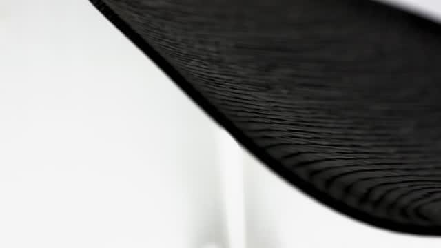 Diese Schale ist aus Eiche gedrechselt, nur 3 bis 3,5 mm dünn.
Nach dem Drechseln durfte sie mehrere Wochen trocknen. Nicht, um sie in eine bestimmte Form zu bringen, sondern damit sie ihre eigene finden kann.
Während des Trocknens entstehen Spannungen im Holz. Es beginnt zu arbeiten, sich zu bewegen, sich sanft zu verziehen. Die organische, fließende Silhouette entsteht ganz von selbst, ein Prozess, den ich bewusst zulasse.
Anschließend wird die Oberfläche mit der Yakisugi-Technik stark abgeflammt. Das Feuer verbrennt die weicheren Frühholzanteile stärker, während die härteren Strukturen stehen bleiben. Nach dem Ausbürsten und Schleifen entsteht so eine reliefartige, tief strukturierte Oberfläche – dunkel, kraftvoll und voller Charakter.
Was bleibt, ist keine konstruierte Form, sondern ein Zusammenspiel aus Zeit, Spannung und Feuer.
Ich gebe nur den Rahmen, die Natur vollendet das Werk.
#holzkunst #yakisugi #woodworking #sculpture #organicdesign