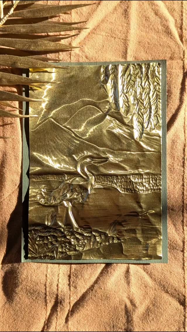 Ce héron japonisant en métal repoussé a été réalisé durant l'atelier de @sarahdespoisse au @chateauvincennes. La technique enseignée est simple et efficace, il s'agit d'une feuille métallisée sur laquelle on dessine/grave avec des outils en bois ou en métal. J'ai été ébloui par le dernier film de #miyazaki , le Garçon et le héron alors voici ce petit hommage. #gravure #gold #illustration #metal