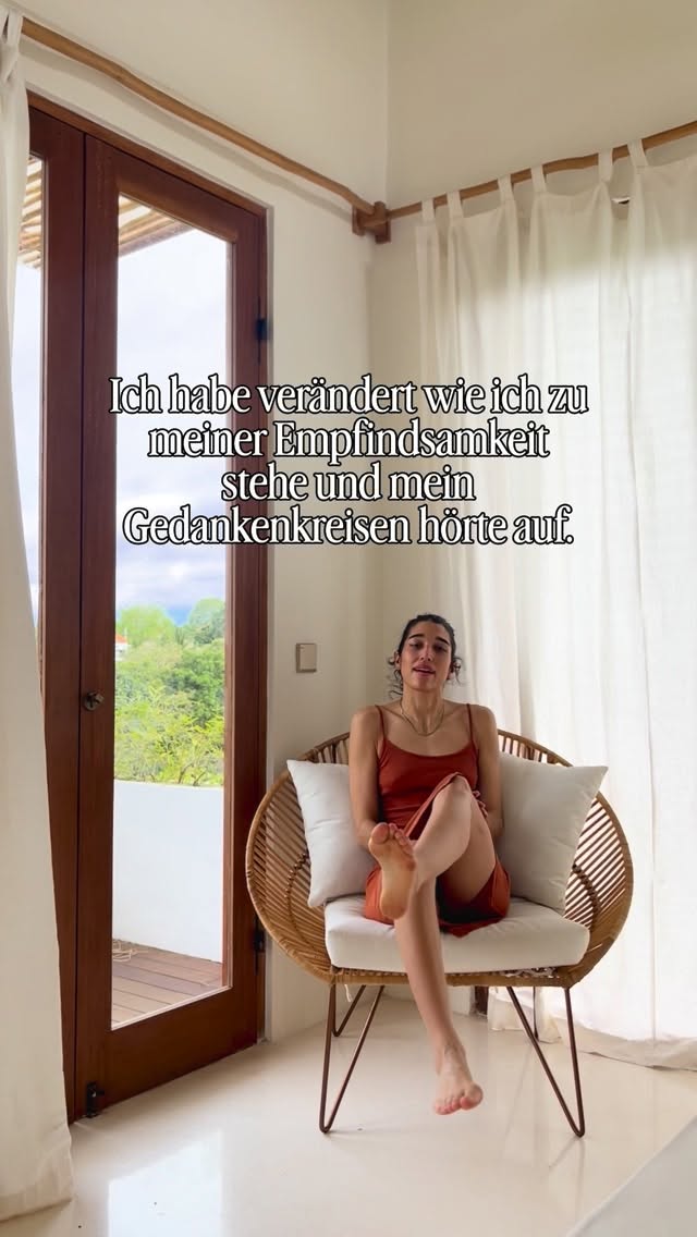 Was mich früher komplett aus der Bahn geworfen hat, war nicht meine Empfindsamkeit.
Es war das, was danach kam: das Grübeln und Gedankenkreisen.
Die Angst, die Verbindung zu verlieren:
“Scheiße, jetzt muss ich das irgendwie retten!”
Die Scham, zu viel zu sein:
“Andere kommen damit klar, ich bin wieder kompliziert.”
Die Schuldgefühle und daraus den anderen zu regulieren: „Ich muss das wieder gut machen..“
Manchmal kam ich Tage nicht aus diesem Modus raus, den eine scheinbar kleine Situation ausgelöst hat.
Nicht meine Tiefe hat mich erschöpft. Sondern meine eigene Bewertung davon.
Ich wollte weniger fühlen,
weil ich nicht wusste, dass ich genau so viel fühlen,
aber mir in meinen Gefühlen Halt geben kann.
(das hab ich erst wirklich fundiert durch Bodynamic gelernt)
Und das ist ein riesiger Unterschied!!
Denn du & deine Empfindsamkeit braucht keine Optimierung.
�Ihr braucht Orientierung, Halt und einen tragfähigen Boden.
•••
Videos wie diese dienen der Unterhaltung und ersetzen keine Begleitung. Sie dienen nicht als professioneller Rat und gehen ebenso nicht auf die Feinheiten psychischer & emotionaler Gesundheit ein (weil sie dafür viel zu individuell ist!).
•••
🍯 schreib mir, wenn du Interesse an einer Begleitung hast
🍯 hol dir einen Selfstudy Workshop auf meiner Website
🍯 komm zu meinem VHS Workshop in Markkleeberg am 21. März
🍭 stay tuned für meinen neuen Minikurs „BEI MIR BLEIBEN“
www.auroraprema.de
auroraprema@gmail.com