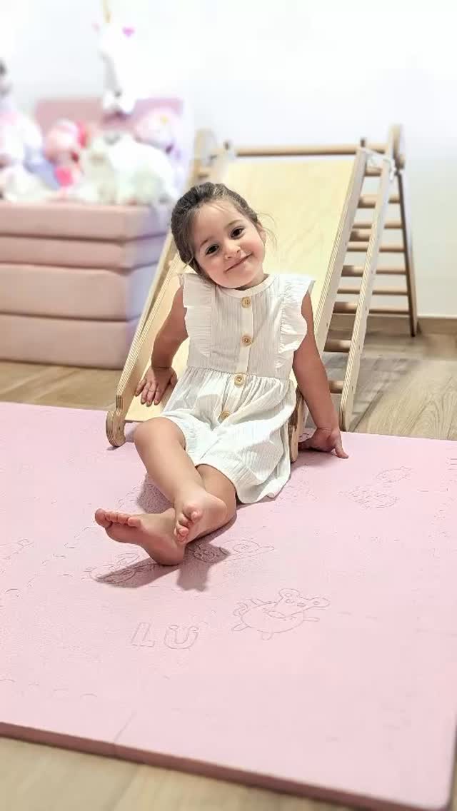 👑 La princesa en su trono
Lista para gobernar su pequeño reino: subir, bajar, explorar y jugar sin parar.
Cada día se convierte en una nueva historia llena de diversión. ✨
#princesadejuego
#rinconinfantil
#lubabymats
#juegolibre
#pequeñasaventuras