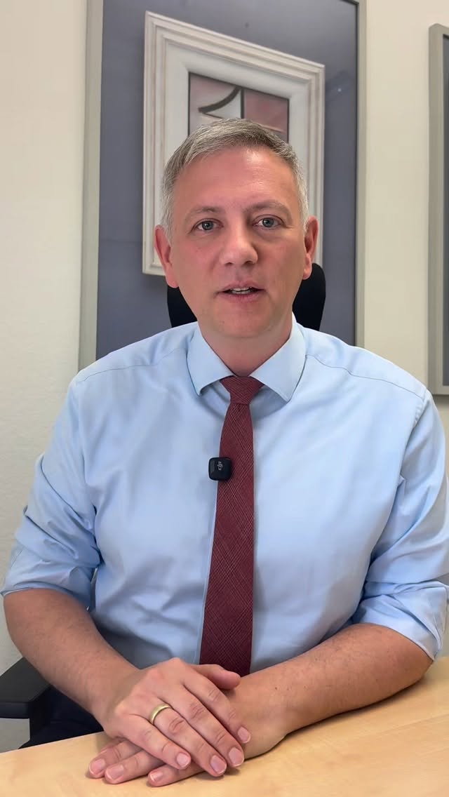 70 Millionen Euro. In Zahlen: 70.000.000 €. So viel kürzt die Landesregierung an unseren Schulen. Und zwar dort, wo gute Bildung am allernötigsten wäre: in besonders herausfordernden Lagen. Damit leistet sie dem Aufstiegsversprechen einen Bärendienst. Haushaltskonsolidierung darf nicht auf dem Rücken der Schülerinnen und Schüler erfolgen, die auf besondere Unterstützung angewiesen sind. Wer es mit Chancengerechtigkeit ernst meint, muss gerade in schwierigen Zeiten in Bildung investieren. Die Landesregierung muss die angekündigten Kürzungen zurücknehmen.