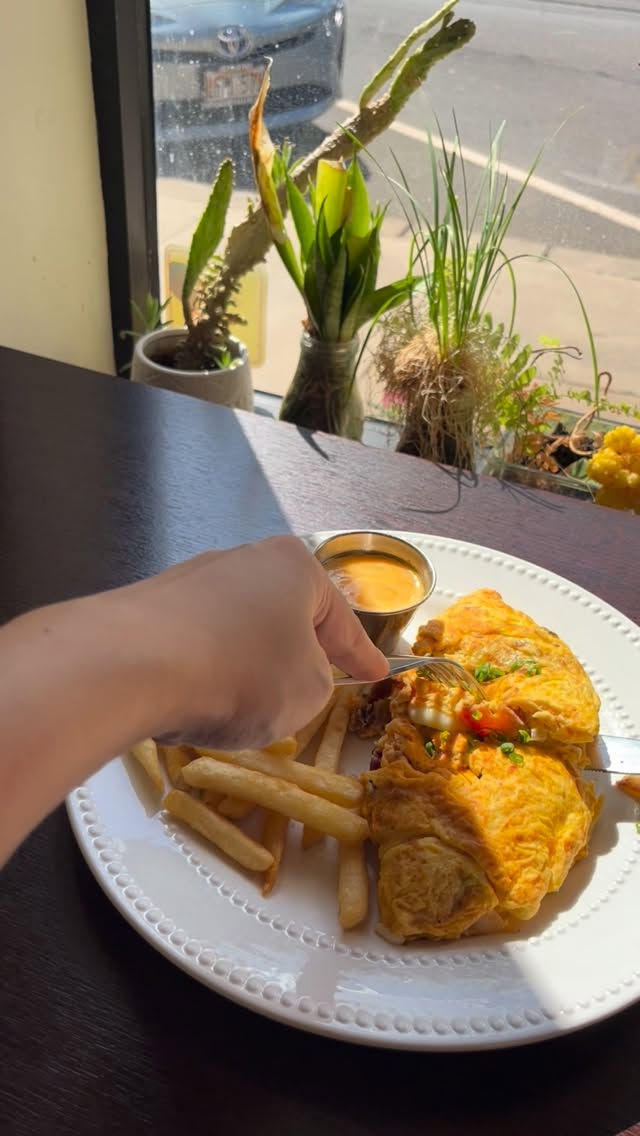 Is this considered a good cheese pull? 🧀
Kimchi Omelet, with Bacon, green onion, paired with Gochujang Hollandaise
.
.
.
#sixtytwomarcket #sixtytwomarcketwailuku #kimchee #kimcheeomelet #mauieats