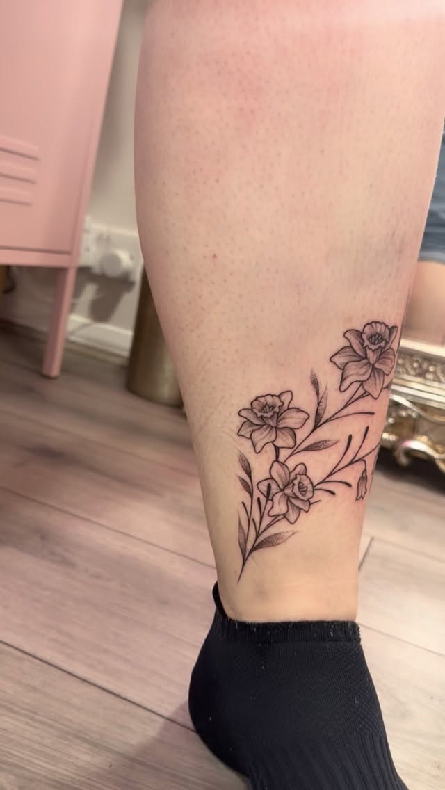 Gawjus floral anklet 🌸🌿
.
.
.
.
.
.
#floral #flowers #floraltattoo #flowertattoo #finelinetattoo #legtattoo #girlpower #femininetattoo
#tattoo #tattoos #stowmarket #ink #inked #getinked #girlswhotattoo #tattooist #art #femaletattooist #gettattooed #prettyinink #Suffolk #girlswithtattoos #tatts #lgbtsafespace #dowhatyoulove #follow #femalerun #safespace #tattoosarecoolandyouknowit