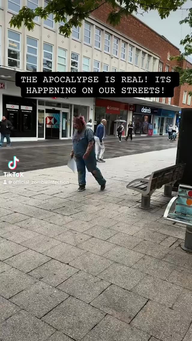 😳😳 I wasn’t expecting to see this in town today! #zombies #zombie #zombieapocalypse #thewalkingdead #zombieinfection