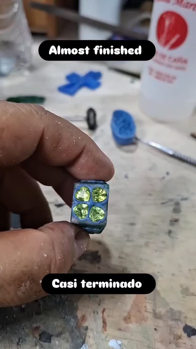 REQUEST, WAX MODEL ALMOST READY TO CAST.
SEND A PM IF WHANT A COMITION.
PEDIDO, MIDELO DE CERA CASI LISTO PARA VACIADO.
MANDE PRIVADO SI DESEA UNA COMISION.
#joyeriamexicana #jewelry #joyeria #joyeriaartesanal #handmade