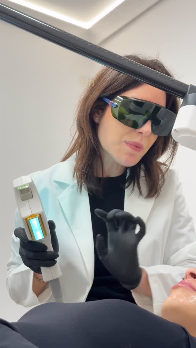 El exito para conseguir una piel radiante es saber combinar de forma adecuada aparatologia, cosméticos y tratamientos estéticos. Con BBL conseguimos mejorar la textura, unificar el tono y aportar luminosidad con resultado visible en pocos días.
El resultado: una piel sana