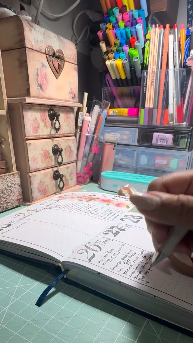 Nem todo mundo vê…
mas é nesses pequenos rituais que eu me reencontro.
Escrever é a minha forma de organizar a alma antes de organizar o dia.
É onde eu me escuto sem pressa.
E você?
Qual é o seu momento de desacelerar? 🤍✨
#MomentosDePaz #BulletJournal #RotinaIntencional #Autocuidado