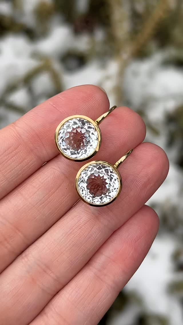 Ooh La La! New @raygriffithsfinejewelry bringing the sunshine through the grey sky! 🌥️ ✨
#jotd #shoplocalmn #shopsmallmn #supportsmallbusiness #jewelrylover