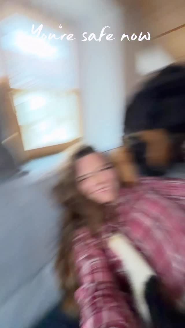 You‘re safe now 🤍🐶
•
Happy begegnen zu sein, ist der schönste Zufall meines Lebens. Sie ist so perfekt. So schön von innen und von außen. Als wäre sie ein Puzzleteil welches uns noch gefehlt hat um vollständig zu sein. 🧩 Sie macht Deli und mich so glücklich 🥹 Mein absoluter Traumhund - die perfekte Ergänzung zu meiner Deli. 🤭
•
Unserer Begegnung war kein Zufall, sondern Schicksal! 🙏🏻🍀 Ich habe sie gebraucht ohne es zu wissen und sie besucht mich. Der Grund warum ich mit nach Bosnien gekommen bin war wohl unsere Begegnung. Es fühlt sich an, als wäre sie schon immer hier.
•
Leider kamen beim Tierarzt heute Bilder raus die mich sehr geschockt haben, was bedeutet, dass wir noch einen steinigen Weg vor uns haben bis sie gesund ist. Mehr dazu, wenn wir alle Gespräche mit Fachärzten usw geführt haben. Das musste ich erst mal verdauen. Ich wünsche mir nichts mehr als ein schmerzfreies Leben für Happy. 🍀