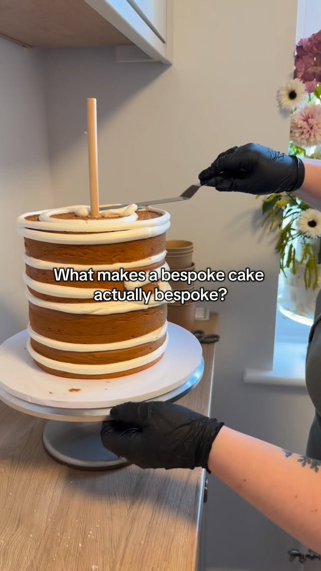 “Bespoke” gets used a lot in the wedding world.
For me, it means every cake is designed around the couples and includes their style and the atmosphere of their day.
From flavour tastings to the final finish, every detail is considered.
2026 wedding dates are now being secured for Lincolnshire weddings.