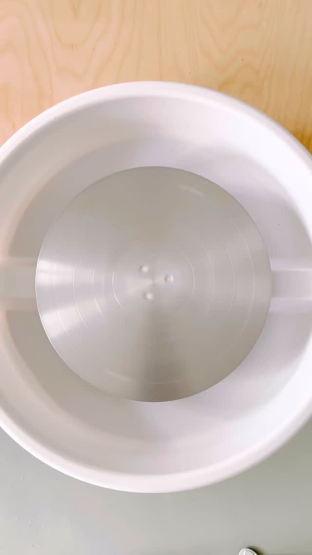 „Dein Nervensystem liebt Rhythmus – und genau das passiert hier.
„Dein Nervensystem liebt Rhythmus – und genau das passiert hier.
Die gleichmäßige Bewegung der Drehscheibe wirkt wie ein Anker. Rhythmus beruhigt. Wiederholung reguliert. Berührung erdet.
Mein Atem wird ruhiger. Mein Körper weicher. Mein System sicherer.
Mentale Gesundheit bedeutet auch: sich selbst regulieren zu können. Und manchmal braucht es dafür keinen Plan – sondern Ton zwischen den Händen.
Und jetzt bin ich neugierig: Warst du schon mal an der Drehscheibe – und was hat es mit dir gemacht?Ich freu mich, von dir zu lesen.
ZEN·trier Dich – Töpferworkshops im CL•AY Eine bewusste Pause. Langsam werden. Fokus finde Mit den Händen arbeiten, mit dem Herzen gestalten. Mehr Fokus, Achtsamkeit & Klarheit – an der Drehscheibe.
Workshops & Termine: cl-ay.de 💛
•
Your nervous system loves rhythm – and that’s exactly what happens here.
The steady movement of the pottery wheel acts like an anchor. Rhythm calms. Repetition regulates. Touch grounds.
My breath slows. My body softens. My system feels safer.
Mental health also means being able to regulate yourself. And sometimes you don’t need a plan – just clay between your hands.
And now I’m curious: Have you ever been at the pottery wheel – and what did it do for you? I’d love to hear your experience
ZEN·trier Dich – Pottery Workshops at CL•AY A mindful pause. Slowing down. Finding focus. Working with your hands, creating with your heart.
More focus, mindfulness & clarity – at the wheel. Workshops & dates: cl-ay.de 💛
#mentalhealth #potterywheel #potteryworkshop #mindfulness #slowdown creativepause