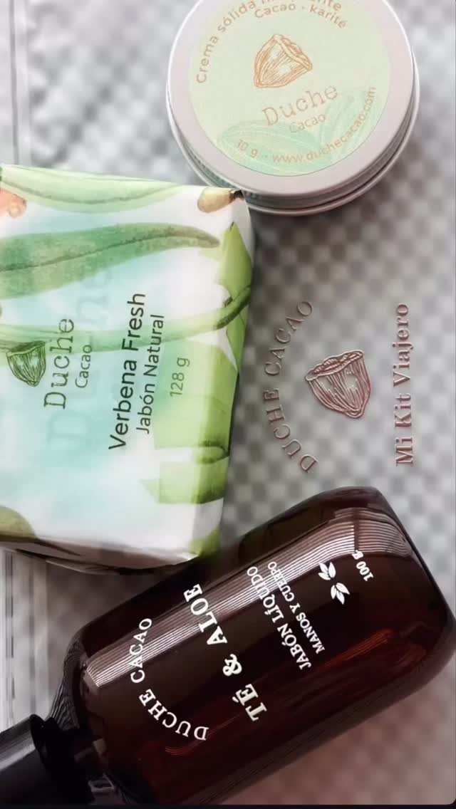 Un pequeño ritual para llevar contigo a todas partes. ✨
Mi Kit Viajero reúne tres esenciales con aroma fresco a verbena:un jabón líquido para manos y cuerpo,una crema sólida hidratantey un jabón en barra.
Todo dentro de una bolsita hermosa, perfecta para acompañarte en cada viaje, escapada o momento de cuidado dondequiera que estés. 🌿#kitsderegalo #jabonesartesanales #mikitviajero