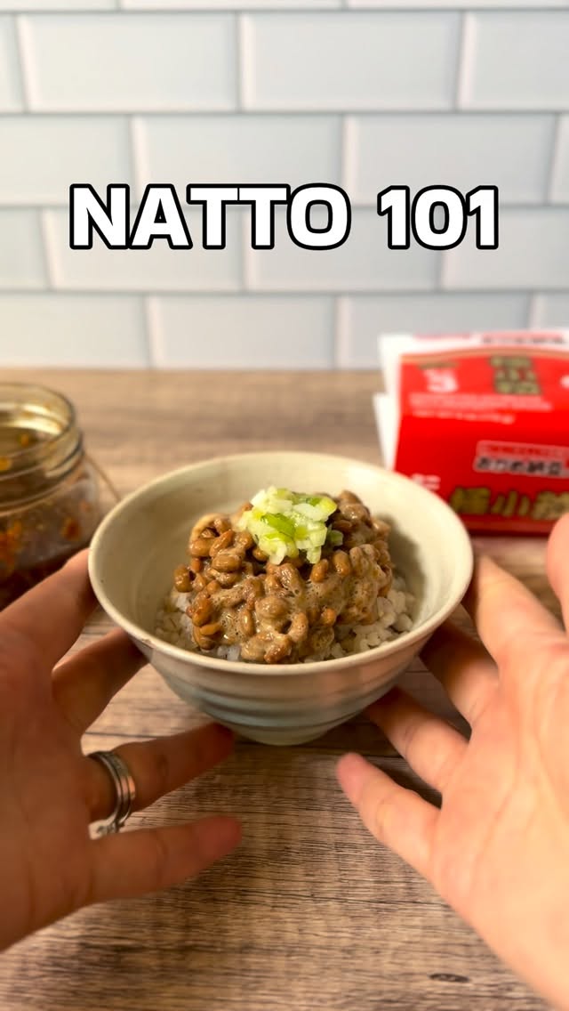 Natto 101 🇯🇵✨
Natto is one of Japan’s most powerful gut-supportive foods.
It contains:
✔ Bacillus subtilis (納豆菌)
✔ Natural probiotics
✔ Prebiotic fiber
✔ Enzymes formed during fermentation
That’s why it’s considered a functional food in Japan.
But here’s the mistake many people make:
❌ Using the packaged sauce.
Many commercial natto brands include seasoning packets with additives, processed sugars, and flavor enhancers.
Instead, try this:
🫘 Ingredients (1 serving)
• 1 pack natto
• ½ tsp soy sauce koji
• ½ tsp sweet koji (amazake paste)
• Warm rice
• Chopped green onions (optional)
Mix at least 30 seconds until thick and fluffy.
✅ Soy sauce koji adds deep umami.
✅ Sweet koji balances naturally.
If you don’t have koji:
Use soy sauce + a small pinch of brown sugar.
In my recipes and cooking classes, we skip processed seasoning packets and use natural fermented condiments instead — for better flavor and better gut support.
Upgrade your natto 💛