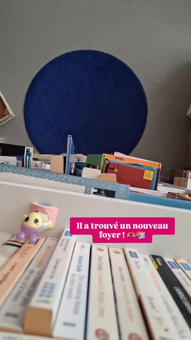 Tellement contente que ce livre ait trouvé une nouvelle maison ! 🥰
J'imagine sa nouvelle vie à émerveiller un enfant et à lui apprendre plein de choses.
J'espère juste qu'il ne se fera pas mâchouiller ou baver dessus 😂
D'autres livres pour tous les âges (enfants et adultes)sont disponibles sur le site 🫶🏽 Lesbookineurs.com