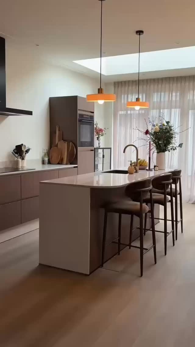 Renovatie | Haarlem
De woning hebben wij volledig gerenoveerd met een aanbouw en opbouw, waardoor er veel extra ruimte en licht is ontstaan. Dankzij hoogwaardige isolatie, HR++ glas en duurzame installaties heeft de woning nu energielabel A+. Het resultaat is een comfortabele, moderne en energiezuinige woning met lage energiekosten en optimaal woonplezier. #haarlem #stadsbouwershaarlem #verbouwing #renovatie