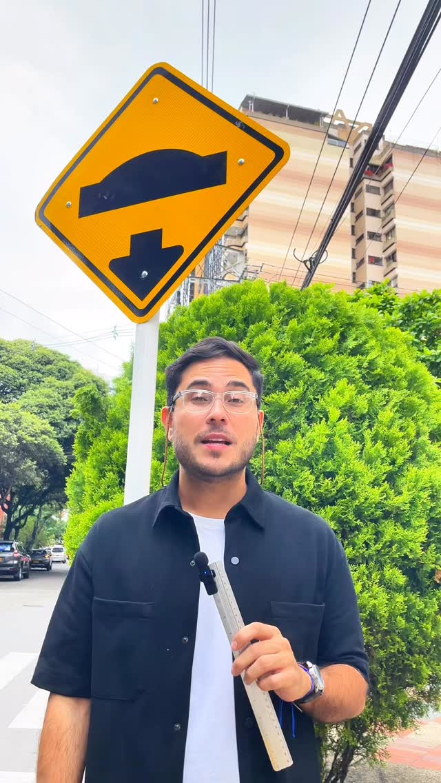 🚦 Un segundo para frenar puede marcar la diferencia.
En BienEstar Claveriano reafirmamos nuestro compromiso con una movilidad segura. Por eso, te recordamos la importancia de respetar las señales de tránsito y realizar la parada momentánea. 🛑
Cada decisión en la vía cuenta. Al respetar las normas, elegimos cuidarnos entre todos y proteger vidas. 💛
👉 Súmate a la movilidad segura.