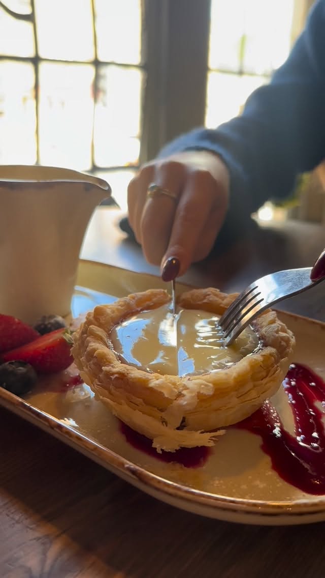Straight from the heart of Bakewell at the iconic The Old Original Bakewell Pudding Shop 🤍
Watch as our famous Original Bakewell Pudding is smothered in warm, silky custard and cut in half… golden, gooey, and utterly irresistible 😍
Join us to eat in, pop into the shop, or order online for a little taste of Bakewell at home💫☺️
#bakewellpudding #oldoriginalbakewellpuddingshop #peakdistrict #derbyshire #instafood