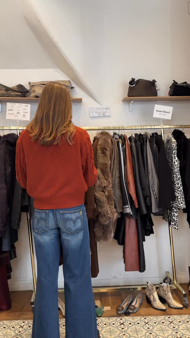 Défi du jour : créer un look minimaliste 90 avec une pièce oversize pour négocier son salaire 💸
Verdict ? Challenge relevé selon vous ?
look du jour look 90 style 90 minimaliste boutique vintage paris vintage lover friperie paris vintage look