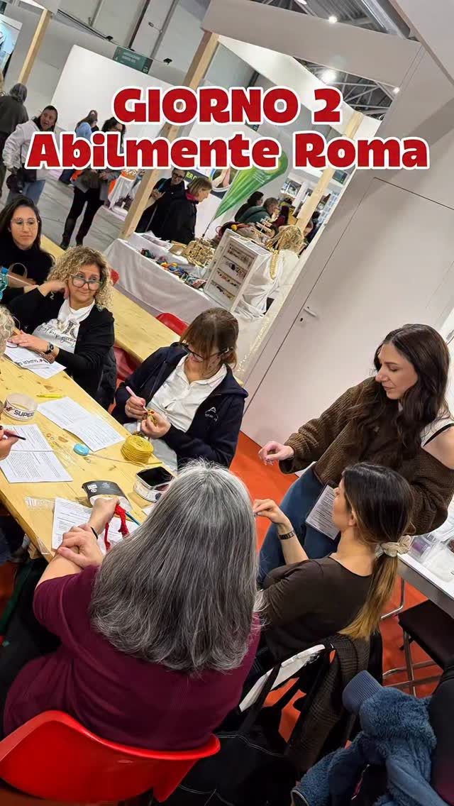 Stasera ho le guance che mi fanno quasi male per quanto ho sorriso... e non potrei essere più felice 🥹❤️
Questo secondo giorno ad @abilmente Roma è stato un turbine di emozioni che non so nemmeno spiegarvi. Vedere lo stand così pieno di vita, sentire le vostre storie tra un punto di uncinetto e l’altro, ricevere i vostri abbracci... mi avete fatto sentire a casa, circondata da amiche di sempre anche se molte di voi le incontravo per la prima volta.
Non sono “solo” corsi o gomitoli. È quell’energia magica che si crea quando ci ritroviamo tra noi, con la stessa passione che ci brilla negli occhi. Grazie, grazie di cuore per ogni minuto che mi avete dedicato, per i complimenti e anche solo per quel “ciao Katy!” detto passando. Mi riempite l’anima ❤️
Domani si ricomincia! Se sei in fiera e hai voglia di un po’ di calore e tante chiacchiere creative, io ti aspetto a braccia aperte.
📍 Passa a trovarmi:
Padiglione 1 – Stand 716
(Cerca il cartello Katy Handmade e segui il rumore delle risate! 🤭🧶)
A domani, amiche mie. Non vedo l’ora 🫶🏻
•••
#AbilmenteRoma #KatyHandmade #UncinettoChePassione #Uncinetto #Borseuncinetto