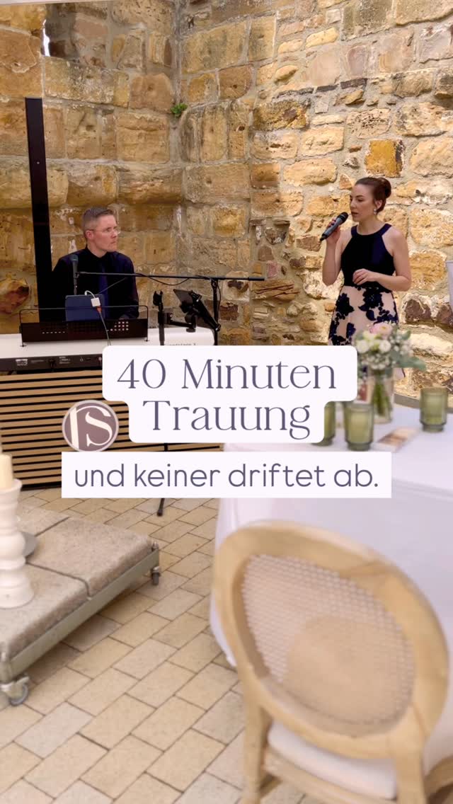 So bleibt die Aufmerksamkeit bei euch – vom ersten bis zum letzten Wort.
Eine freie Trauung dauert oft 40 bis 60 Minuten. Und ganz ehrlich: Wenn Rede und Musik nicht gut aufeinander abgestimmt sind, verliert man schnell die Aufmerksamkeit der Gäste.
Genau deshalb arbeiten wir anders.
Ich schreibe jede Traurede individuell – und dadurch, dass mein Pianist gleichzeitig mein Partner ist, entsteht die gesamte Zeremonie im ständigen Austausch. Musik und Wort werden nicht nacheinander geplant, sondern miteinander.
Wir überlegen gemeinsam:
Wo braucht die Geschichte einen musikalischen Moment?
Wo darf ein Instrumentalstück einen Gedanken nachklingen lassen?
Wo darf Musik das ausdrücken, was Worte allein nicht können?
So entstehen fließende Übergänge zwischen Rede und Musik, die in einander übergreifen wie ein roter Faden.
Das Ergebnis ist keine Trauung mit einzelnen Programmpunkten, sondern eine Zeremonie, die organisch wächst.
Eine Trauung, in der Worte und Musik verschmelzen, in der Pausen wirken dürfen und in der die Aufmerksamkeit ganz selbstverständlich beim Brautpaar bleibt.
Wenn ihr euch eine Trauung wünscht, die eure Geschichte trägt und eure Gäste wirklich mitnimmt, schreibt mir gern eine Nachricht oder schaut auf meiner Website vorbei - www.RebeccaSammet.de
#FreieTrauung #Traurednerin #Hochzeitsmusik #Hochzeit2027 #WeddingStuttgart