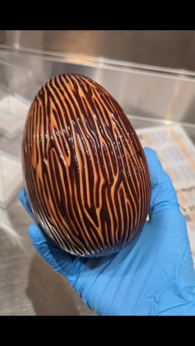 Chocolate is art you can eat... Our creative team at Billnäs Chocolate Factory has no lack of skills to turn our delicious chocolate into unique pieces of art. #billnassuklaa #isoomena #visitraasepori #billnäsinruukki #fiskarsvillage