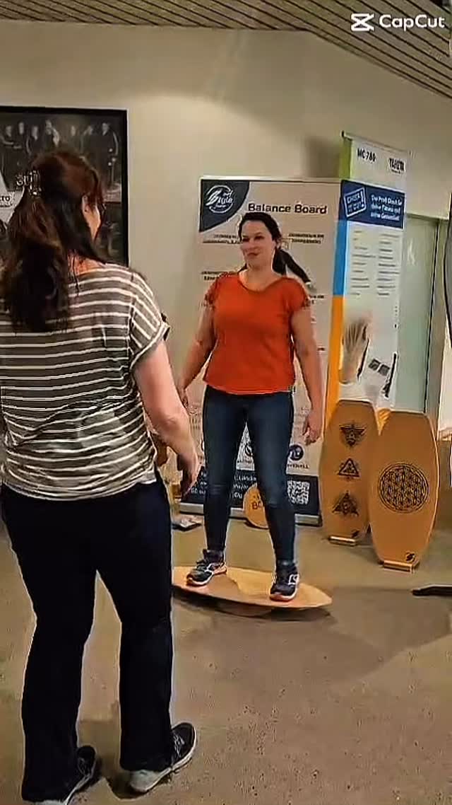 Was für ein Tag 🙌
Wir waren beim Gesundheitstag im Studio Petro in Aalen – mit vielen spannenden Gesprächen, ehrlichem Interesse und richtig schönen Begegnungen.
Danke @petrosfitnessundreha für die Einladung und an alle, die beim Balance Board Workshop am Start waren, ausprobiert haben, gelacht haben und so wertvolles Feedback dagelassen haben. Genau dafür machen wir das 💛
Mehr Gleichgewicht. Mehr Körpergefühl. Mehr Miteinander.
P.s. Am Donnerstag starten unsere Kurse im B26 in Schwäbisch Gmünd im @cfkraftwerk
Anmeldung jederzeit möglich inkl. Schnupperkurs.
#balance #kurse #gesundheit #ausgleich #fitness