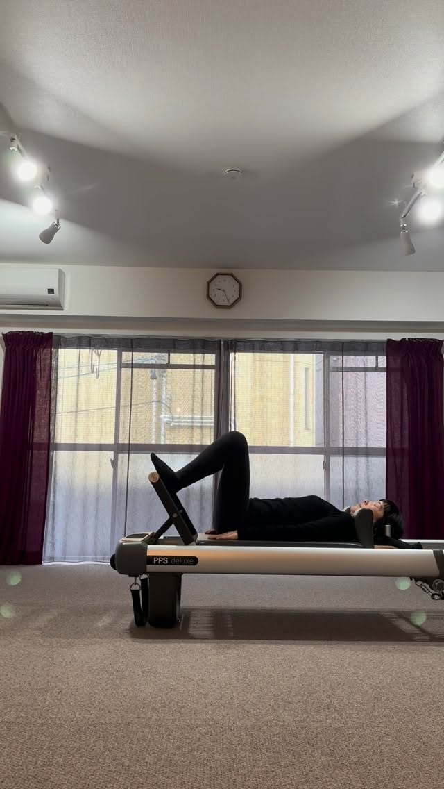 動画を撮っている自覚が足りなくて
エクササイズの後すぐに起きあがってしまいました
編集しようかな?と思ったのですが
あえて起きあがる動作もそのまま載せてみます
クライアントさんの中には
マシンの上で起きあがる、マシンから降りる
という動作に戸惑うかたがいらっしゃいます
マシンを使ってピラティスするのには慣れてきても
起きあがる場面で少し手こずってしまう、、
マシンの上で起きあがるときも、降りるときも
お腹の奥に軽く力を入れたまま動きを起こすと
スムーズです
マシンに乗る動作も、降りる動作も
ピラティスのエクササイズのひとつ
セッション中はそんな意識を持ちながら
ご自分の身体をコントロールしてみてくださいね
・
#mokupilates
#名東区ピラティススタジオ
#名東区プライベートセッション
#身体の使い方を学びたいかた
#自分の身体の特長を知る