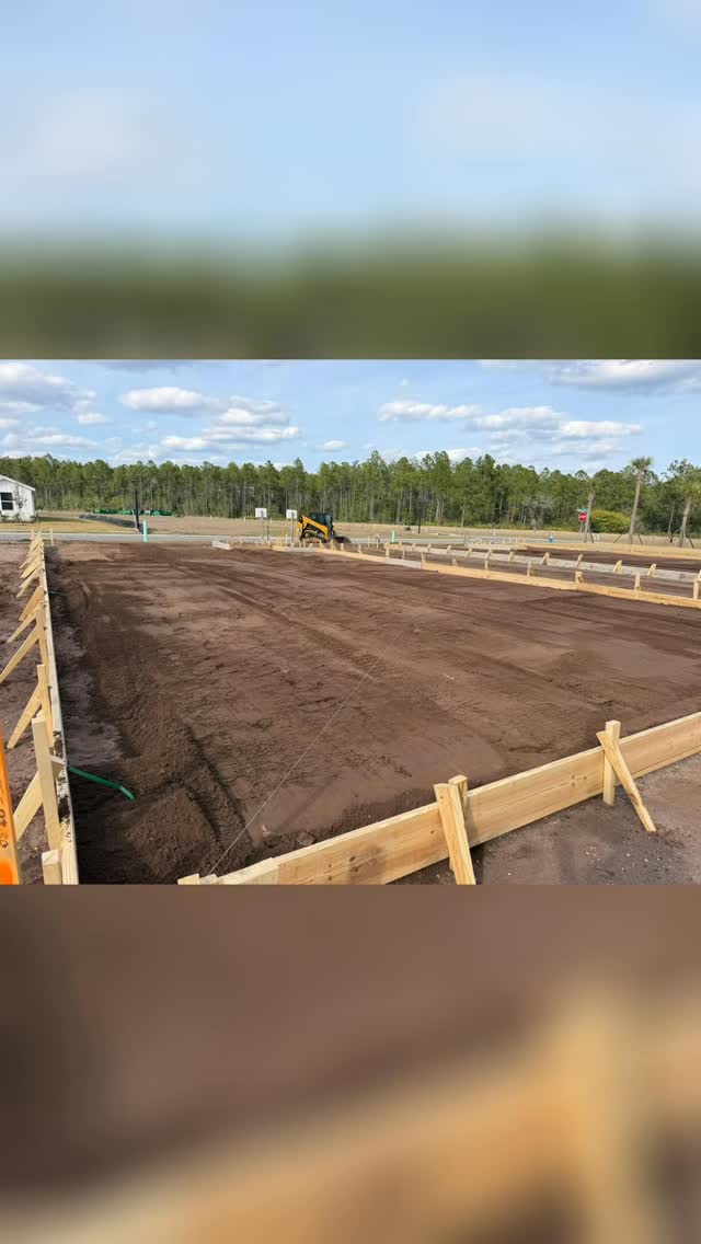 Grading at its best 👏💪🏼🤩 look at that gorgeous dirt!
#construction #dirtwork #contractor #professionalgrading #caterpillar