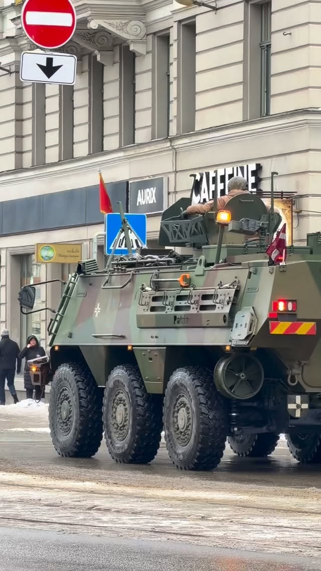 Šodien, 24. februārī, aprit četri gadi kopš orku iebrukuma Ukrainā.
Kamēr mēs droši dodamies savās ikdienas gaitās, Ukrainā cilvēki joprojām slēpjas patvertnēs un cīnās par izdzīvošanu.
Tāpēc šī vakara spēka koncerts “Palīdzi izvest Ukrainas aizstāvjus no nāves” ir ne tikai kultūras notikums, bet reāla iespēja palīdzēt glābt dzīvības.
Šodien pie Latvijas Nacionālās operas ēkas ir novietotas divas Patria bruņumašīnas – kara realitātes simbols pašā Rīgas centrā. Aicinām ikvienu garāmgājēju tās apskatīt un apzināties, kādu cenu Ukraina maksā katru dienu.
Koncerta tiešraidi skaties kanālā 360 plkst. 20.30.
Un pats svarīgākais – ziedo: aizvedmani.lv 🇺🇦