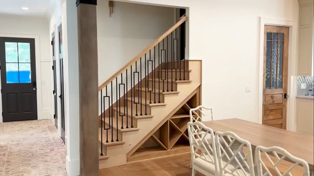 Precision in every edge. Care in every detail.
Our work transforms spaces, creating a seamless blend of design and craftsmanship.
Quality that lasts and design that stands out.
#InteriorDesign #CustomCarpentry #HomeDetails #Woodwork #Craftsmanship