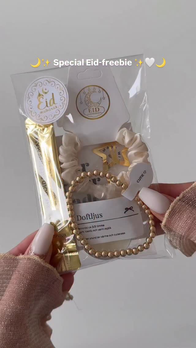 Jag har börjat med ett nytt freebie-koncept ✨
Alla mina limited edition mystery bags kommer framöver få en egen special-freebie packad efter temat.
Först ut är Eid Mystery Bag.
Jag ville göra något extra den här gången, och följa vitt-och-guld-känslan…
så jag packade en liten Eid-freebiepåse fylld med mysiga detaljer
och toppade den med handgjorda halal-klubbor från @bombelle.se 🤍🌙
Dessa freebie-påsar får man endast när man köper en Eid Mystery Bag,
och det gäller så långt lagret räcker.
Det känns fint att skapa något litet och tematiskt till varje edition framöver. ❤️