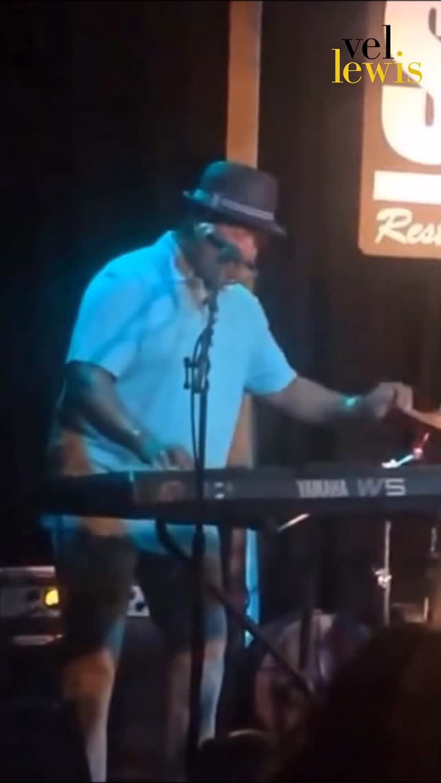 All Wound Up by Vel Lewis - Live at SOhO Restaurant & Music Club, CA (2015)
Full video on Vel Lewis Music YouTube channel.
Follow Vel Lewis Music for more!
#VelLewisMusic #jazz #hammondorgan #hamfam #organ #music #allwoundup #groove #live #performance #california #santabarbara #soho