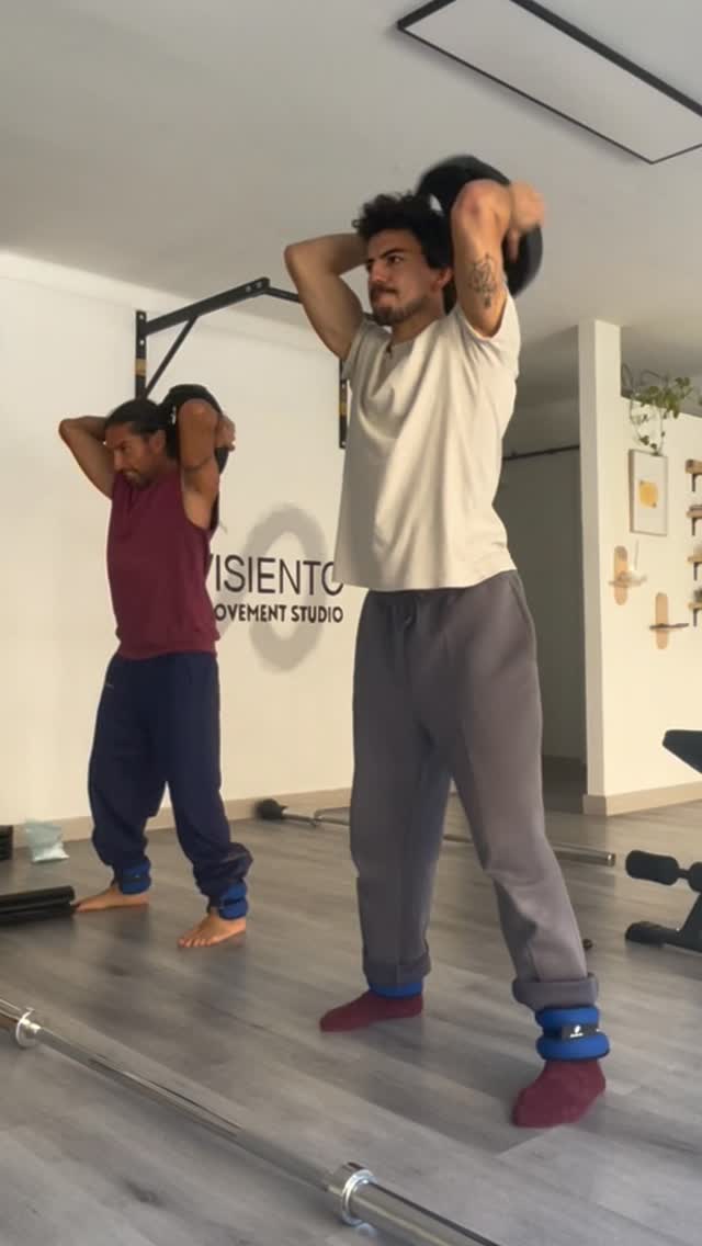 Cuando nos juntamos con @danielsonicrojas siempre son buenos entrenamientos: cargados de puro knowledge y filosofía. Una manera diferente de ver la vida que nos ha regalado el breakin’.
Uno de los beneficios más valiosos de nuestra disciplina es la importancia de la comunidad y, sobre todo, el lema que llevamos por bandera:
“Each one, teach one.”
Entrenar juntos no es solo practicar pasos o técnicas:
Es aprender, compartir, crecer y elevarnos unos a otros.
Porque en esta cultura, cada avance de uno se convierte en inspiración para todos.
Y eso transforma un entrenamiento en algo mucho más grande: una red de apoyo, de aprendizaje y de amistad.
#EachOneTeachOne
#BreakinCommunity
#EntrenaConAmigos
#CulturaBreakin
#MovimientoYFilosofía