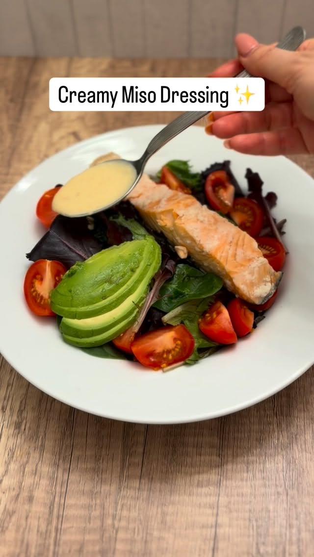 Super Gut-Friendly Creamy Miso Dressing 🥗✨
This dressing contains triple probiotics:
• Miso
• Greek yogurt
• Sweet koji (amazake)
Fermented foods + beneficial bacteria + natural enzymes = powerful support for your gut microbiome.
Unlike store-bought dressings, this is:
✔ Additive-free
✔ Zero artificial flavors
✔ No preservatives
✔ Naturally sweetened (amazake or honey)
It’s creamy, slightly tangy, lightly sweet, and deeply savory — thanks to fermentation.
Highly recommend using homemade mayo for the cleanest ingredients (check my other reel for the recipe 👀).
🥣 Dressing Ingredients:
• 1 tsp miso
• 1 tbsp Greek yogurt
• 1 tbsp sweet koji / amazake (or honey)
• 1.5 tbsp homemade mayo
• 1/2 tsp rice vinegar
Mix well until smooth and creamy.
Perfect on:
Salmon salad, steamed vegetables, grain bowls, or even as a dip.
Simple ingredients. Traditional fermentation. Modern gut support.
#GutHealth #FermentedFoods #MisoRecipe #HealthyDressing #Koji
=========
腸にやさしい✨クリーミー味噌ドレッシング 🥗
このドレッシングはトリプル発酵のチカラ。
・味噌
・ギリシャヨーグルト
・甘麹(甘酒)
発酵食品+善玉菌+酵素で、毎日のサラダが“腸活メニュー”に変わります。
市販のドレッシングと違って、
✔ 添加物なし
✔ 人工香料なし
✔ 保存料なし
✔ 自然な甘み(甘麹 or はちみつ)
コクがあってクリーミー。
ほんのり甘くて、やさしい酸味。
発酵の旨みがしっかり感じられます。
今回はミックスグリーン+トマト+アボカド+サーモン+ローストくるみに合わせました 🐟🥑
マヨネーズはぜひ手作りで。
(レシピは別リールにあります👀)
🥣 材料
・味噌 小さじ1
・ギリシャヨーグルト 大さじ1
・甘麹(甘酒)大さじ1(なければはちみつでもOK)
・手作りマヨネーズ 大さじ1.5
・米酢 小さじ1/2
よく混ぜるだけ。
シンプルだけど、体が喜ぶ一皿に。