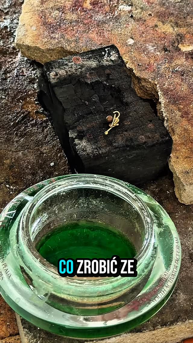 Jeśli masz w domu stare złoto- kolczyk nie do pary, pierścionek ze zgubionym oczkiem, wisiorek po byłym chłopaku - nie wydawaj pieniędzy na nowe ozdoby. Przetopię Twoje złoto i zrobię z niego dla Ciebie coś całkiem nowego- co będzie odpowiadać Ci formą i stylem.
Najpierw jednak obowiązkowa kulka 😃
Już wkrótce wrzucę materiał jak krok po kroku zająć się taką przeróbką. Póki co, jeśli Cię to interesuje, po prostu do mnie napisz.
#Bizuteriazestaregozlota #biżuteriazezłomu #przerabianiebizuterii #starezloto #cozrobiczezlotem