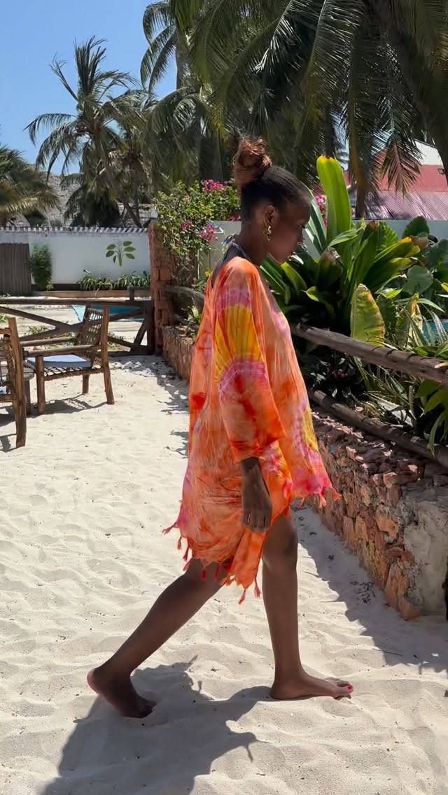 🇬🇧
This is Villa Thamani.
Elegant, bright, surrounded by silence and gently touched by the Zanzibar breeze. 🌿
It’s a place where time slows down, where relaxation feels natural, where every detail is designed to make you feel at home… in paradise.
But this is only part of the story.
Because behind Villa Thamani — built by a family, for families — there is something bigger.
There is a project, a dream, a vision: to let you experience the real Zanzibar.
Not only crystal-clear waters, breathtaking sunrises and unforgettable bonfires.
But authentic smiles, the scent of spices, lively villages, traditions passed down through generations.
An island to be discovered slowly, with respect, curiosity, and an open heart.
Villa Thamani is not just a place to stay.
It’s a starting point.
A refuge to return to after breathing in the truest soul of the island.
Because true luxury is not only the beauty you see…
It’s the emotion you take home. ✨
—————
🇮🇹
Questa è Villa Thamani.
Elegante, luminosa, immersa nel silenzio e accarezzata dal vento di Zanzibar. 🌿
È il luogo dove il tempo rallenta, dove il relax diventa naturale, dove ogni dettaglio è pensato per farti sentire a casa… ma in un paradiso.
Ma questa è solo una parte della storia.
Perché dietro Villa Thamani — costruita da una famiglia, per le famiglie — c’è qualcosa di più grande.
C’è un progetto, un sogno, una visione: far vivere la vera Zanzibar.
Non solo mare cristallino, albe emozionanti, falò mai visti.
Ma sorrisi autentici, profumi di spezie, villaggi pieni di vita, tradizioni che si tramandano da generazioni.
Un’isola che si scopre piano, con rispetto, con curiosità, con il cuore aperto.
Villa Thamani non è solo un luogo dove soggiornare.
È un punto di partenza.
Un rifugio dove tornare dopo aver respirato l’anima più vera dell’isola.
Perché il vero lusso non è solo la bellezza che vedi…
È l’emozione che porti a casa. ✨